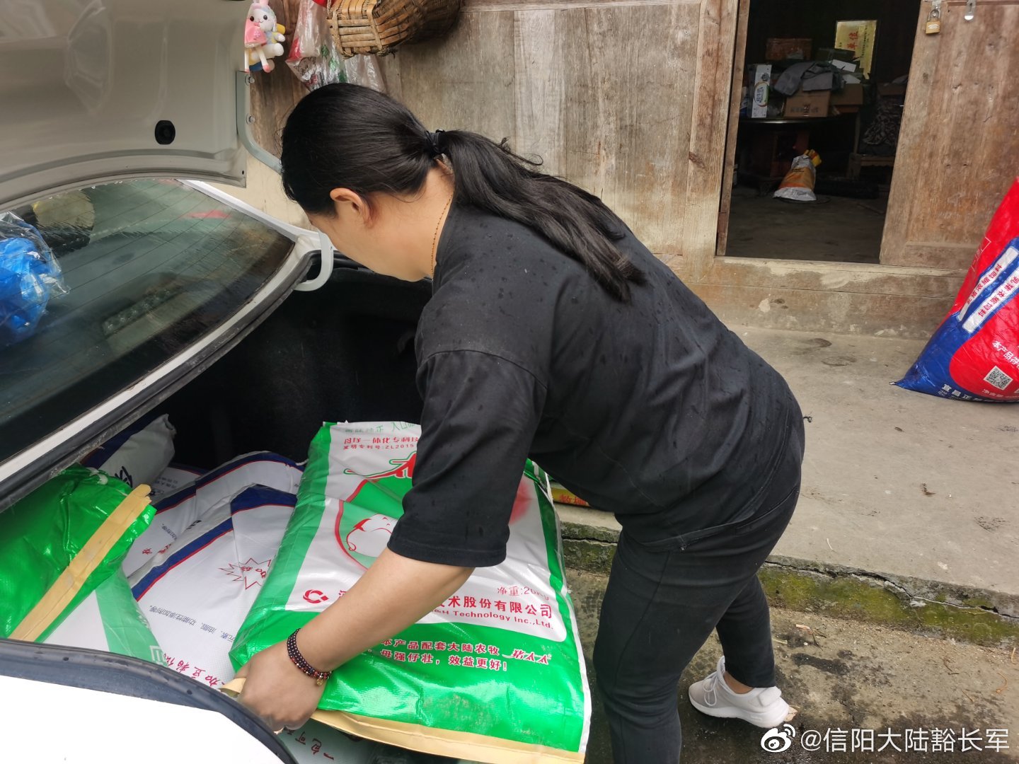 配合客戶李老板一起帶貨走終端，同時(shí)回訪部分試用戶，了解公司奶粉斷奶料和超級(jí)保育濃縮精的效果反饋，進(jìn)一步增強(qiáng)客戶合作信心。 .jpg